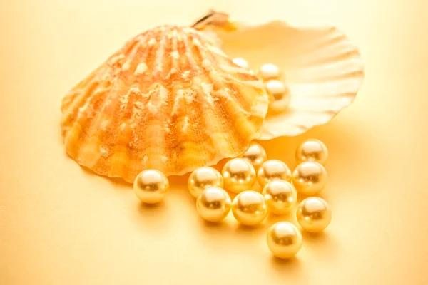 Scattering white pearls in seashell — Stock Photo, Image