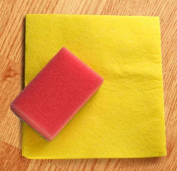 Polvo amarillo y esponja roja — Foto de Stock