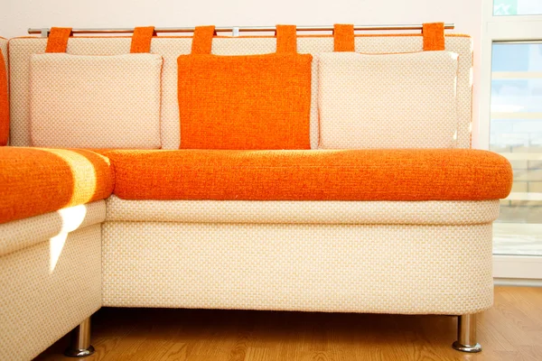 Gezellige sofa met kussens — Stockfoto