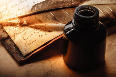 tüy kalem ile eski kitap