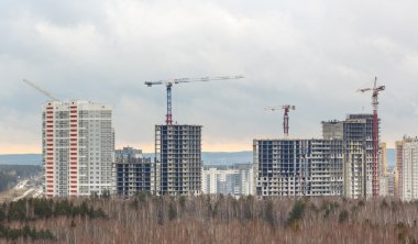 Birçok yüksek binalar ve Vinçler