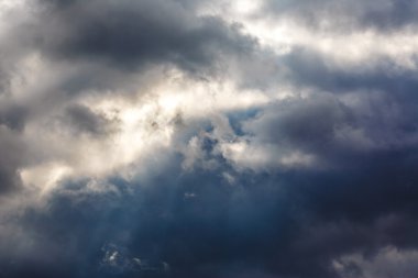 Arka plan olarak kara bulutlar