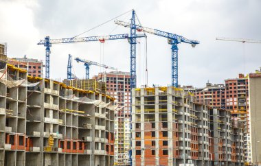 Birçok yüksek binalar ve Vinçler