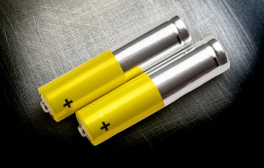 Artı işaretleri ile iki pil