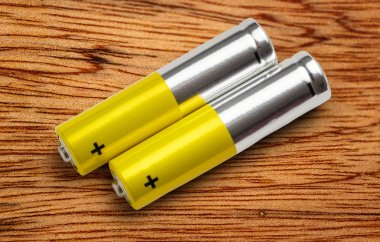 Artı işaretleri ile iki pil