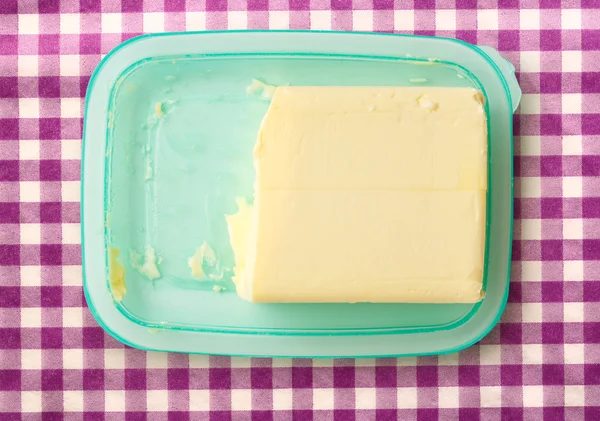 Čerstvé máslo na butterdish — Stock fotografie