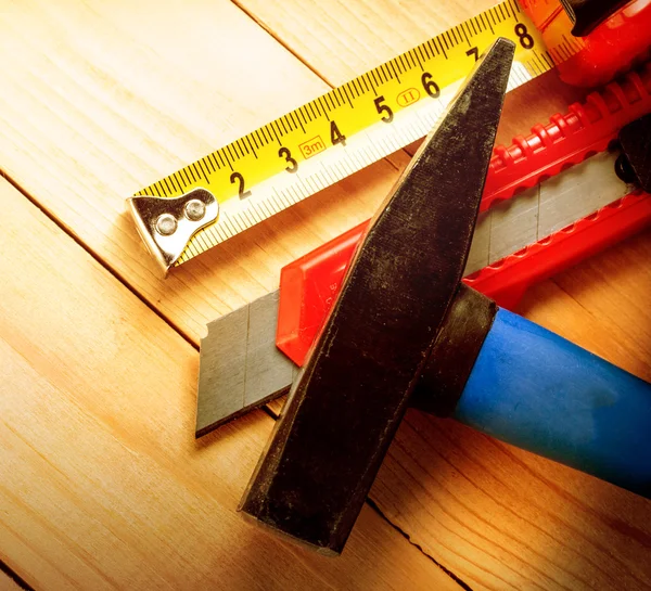 Cinta métrica, martillo y cuchillo — Foto de Stock