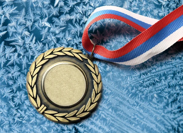 삼 색 리본을 가진 금속 메달 — 스톡 사진