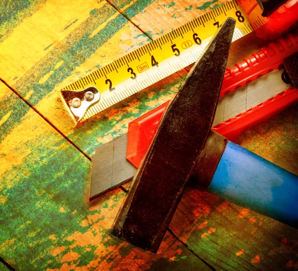Fita métrica, martelo e faca — Fotografia de Stock