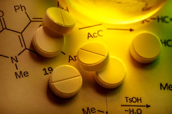 Chemistry reaction formula with white pills — Stock Photo, Image