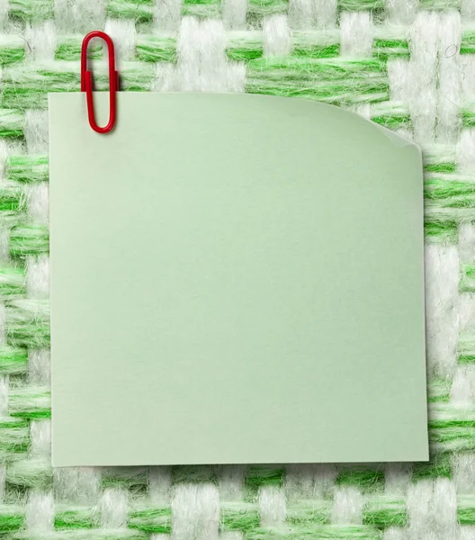 Adesivo verde vuoto e clip rossa — Foto Stock