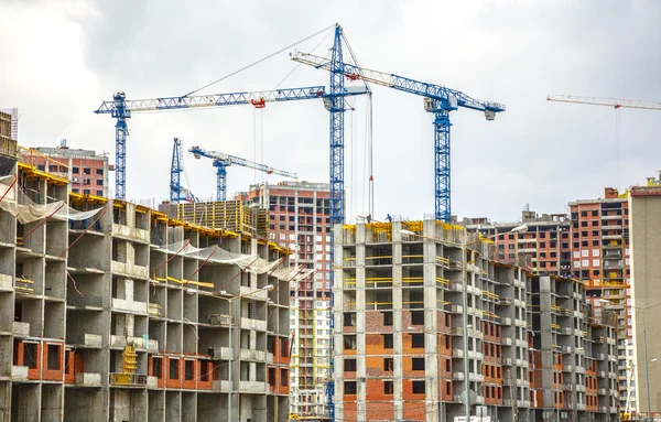 Viele hohe Gebäude und Kräne — Stockfoto