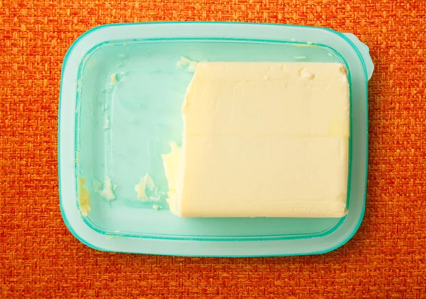 Färskt smör på butterdish — Stockfoto