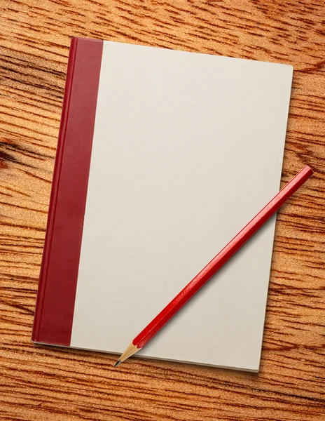 Caderno com lápis vermelho — Fotografia de Stock