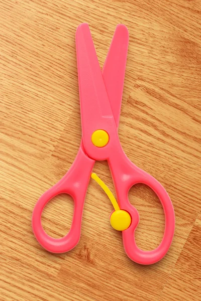 Розовые ножницы для детей — стоковое фото