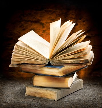 Bir yığın eski kitap. 
