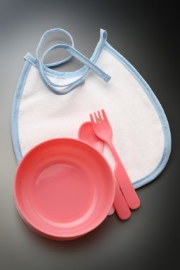 Önlükler, kase ve bebek için kaşık