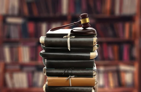 Paper folders and gavel — Stock Photo, Image