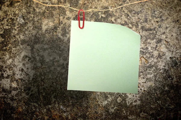 Pegatina verde en blanco y clip rojo — Foto de Stock