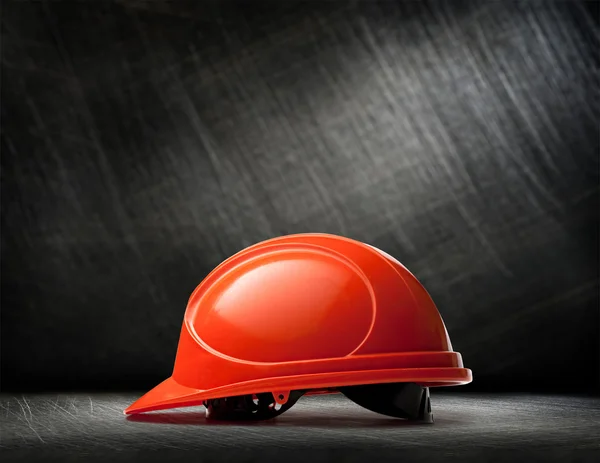 Красный шлем безопасности — стоковое фото