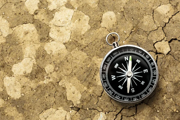 Kompas na půdě pozadí černé — Stock fotografie