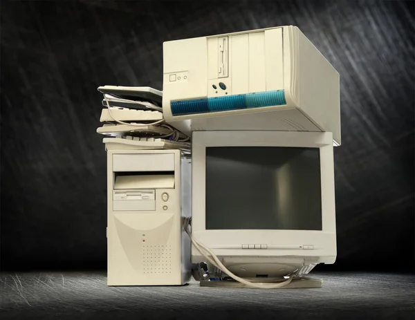 中古のコンピューターとモニターのヒープ — ストック写真