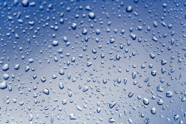 Kalla regnet droppar på fönster — Stockfoto