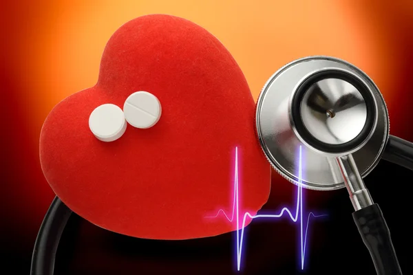 Rotes Herz, Stethoskop und Pillen — Stockfoto