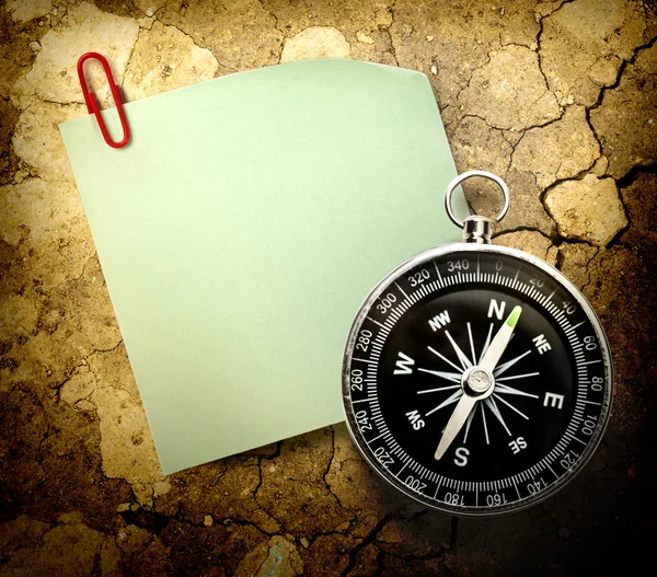 Leere grüne Aufkleber und Kompass — Stockfoto