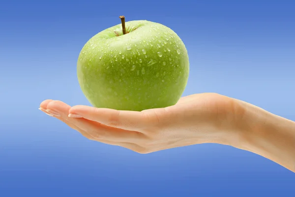 Mano femminile con mela verde — Foto Stock