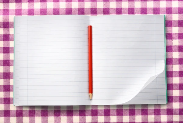 Caderno aberto com lápis vermelho — Fotografia de Stock