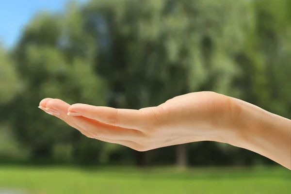 Lege vrouwelijke hand — Stockfoto