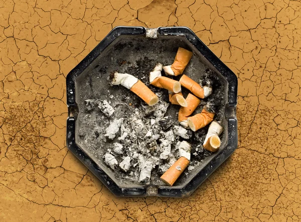 A cigaretta csonkokat fekete hamutartó — Stock Fotó