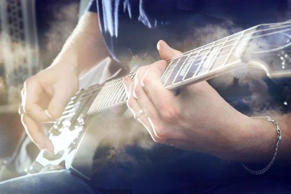 Guitarra elétrica em mãos masculinas — Fotografia de Stock