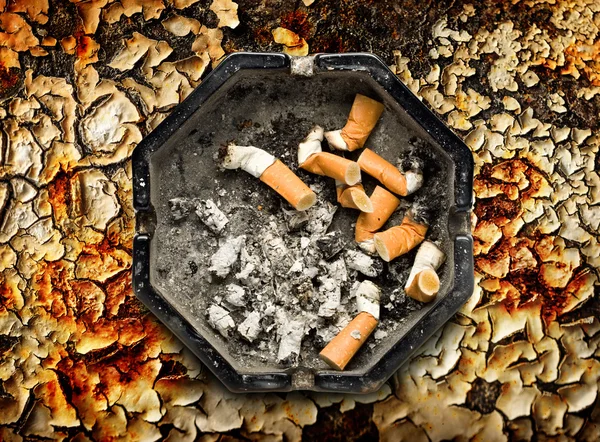 A cigaretta csonkokat fekete hamutartó — Stock Fotó
