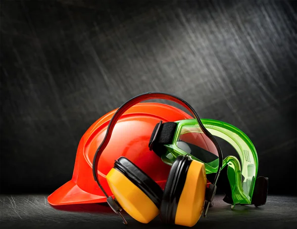 Červená helma s sluchátka a brýle — Stock fotografie