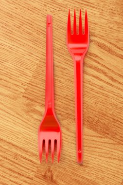 Kırmızı plastik çatal