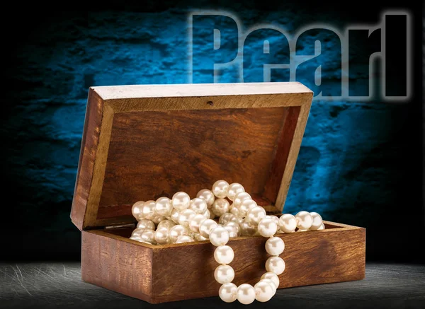 Chest with white pearl necklace — Stock Photo, Image