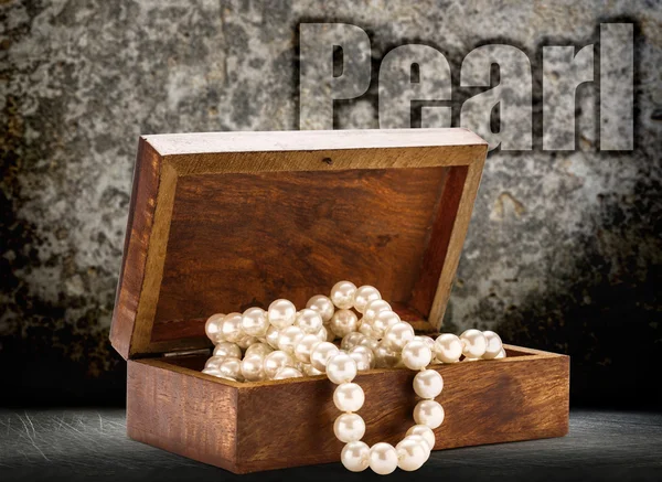 Chest with white pearl necklace — Stock Photo, Image