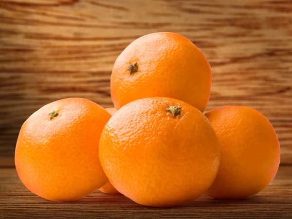 Tangerinas no fundo de madeira — Fotografia de Stock