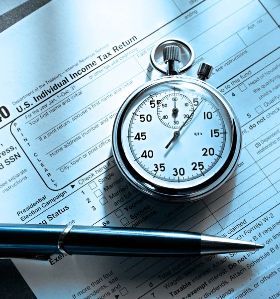 Tax form, pen and stopwatch — Stock Photo, Image