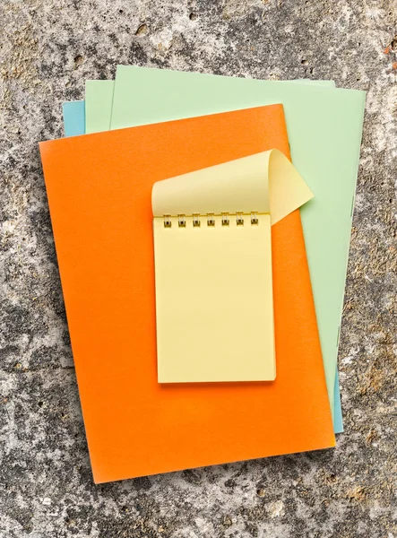 Kladblok op gekleurd papier — Stockfoto