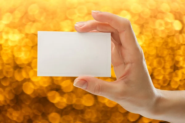 Cartão em branco na mão feminina — Fotografia de Stock