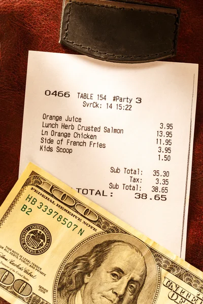 Бумажный чек в кафе с долларами — стоковое фото