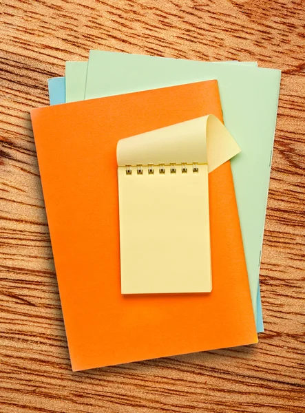 Bloco de notas em papéis coloridos — Fotografia de Stock