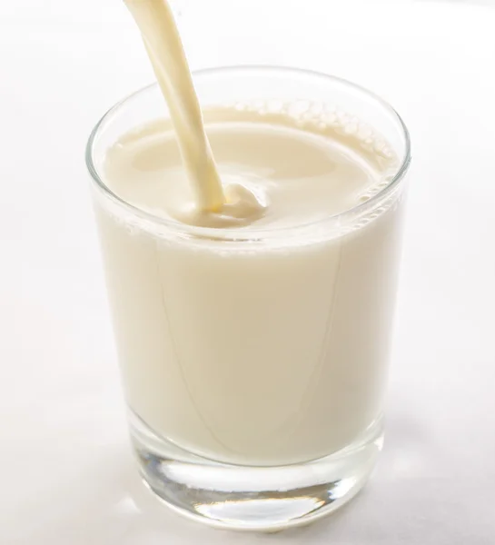 Versando il latte nel vetro — Foto Stock