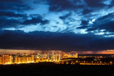 Şehir binalarının üzerinde gün batımı