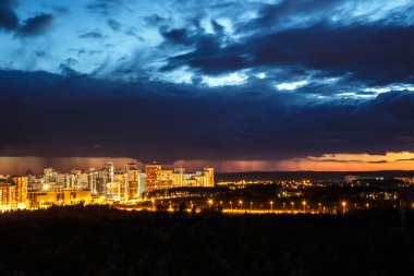 Şehir binalarının üzerinde gün batımı