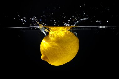 su sıçrama içinde sarı limon