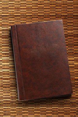 kahverengi kapalı kitap